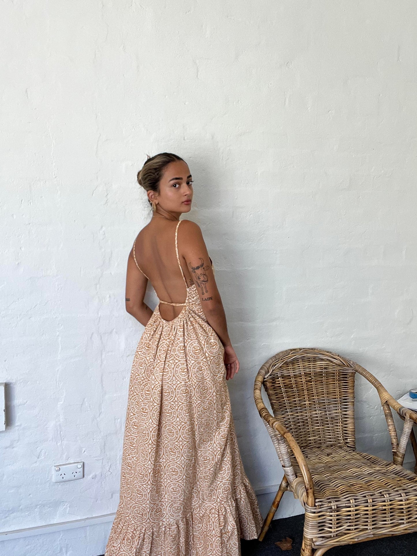 MEERA Maxi low-back dress