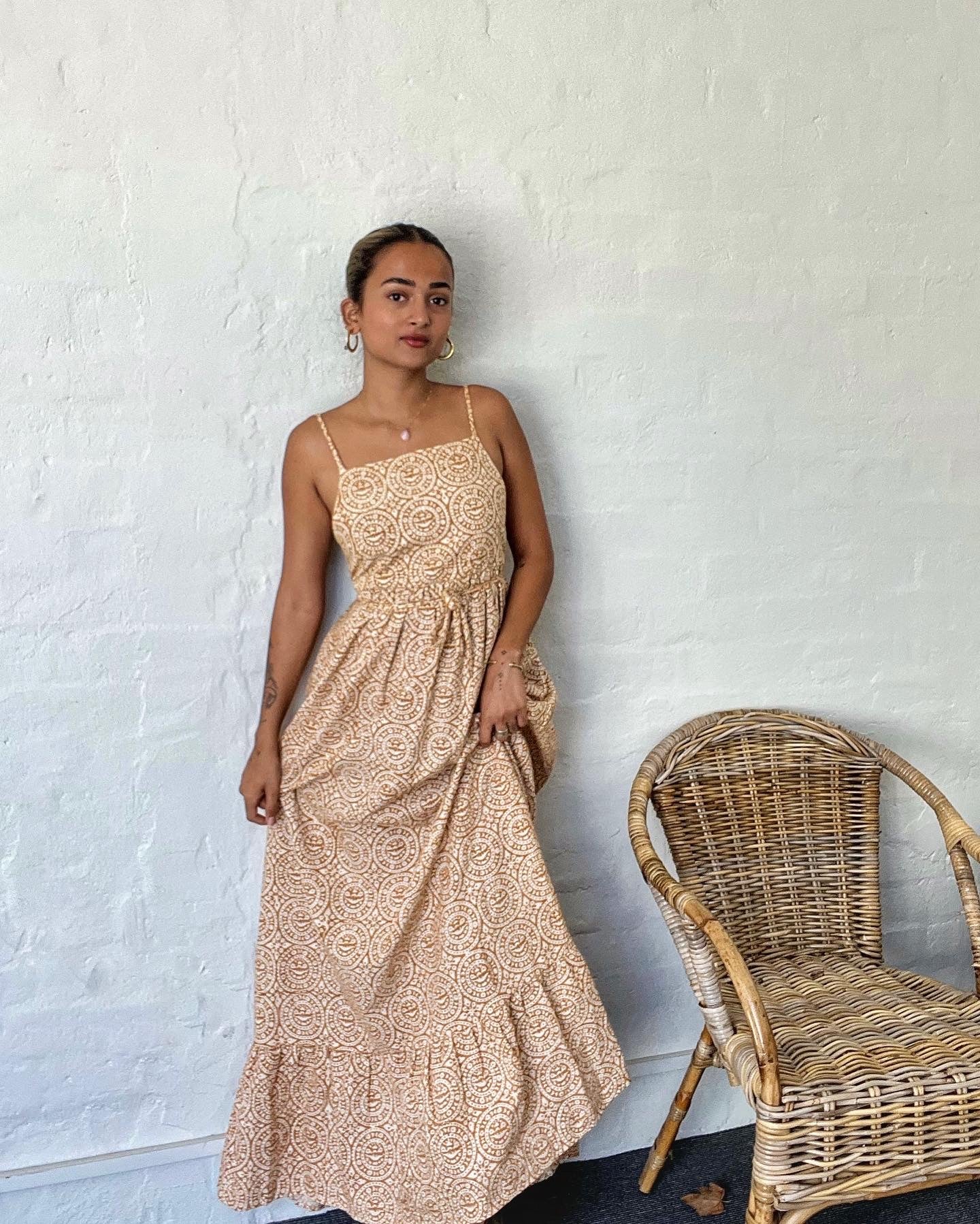 MEERA Maxi low-back dress